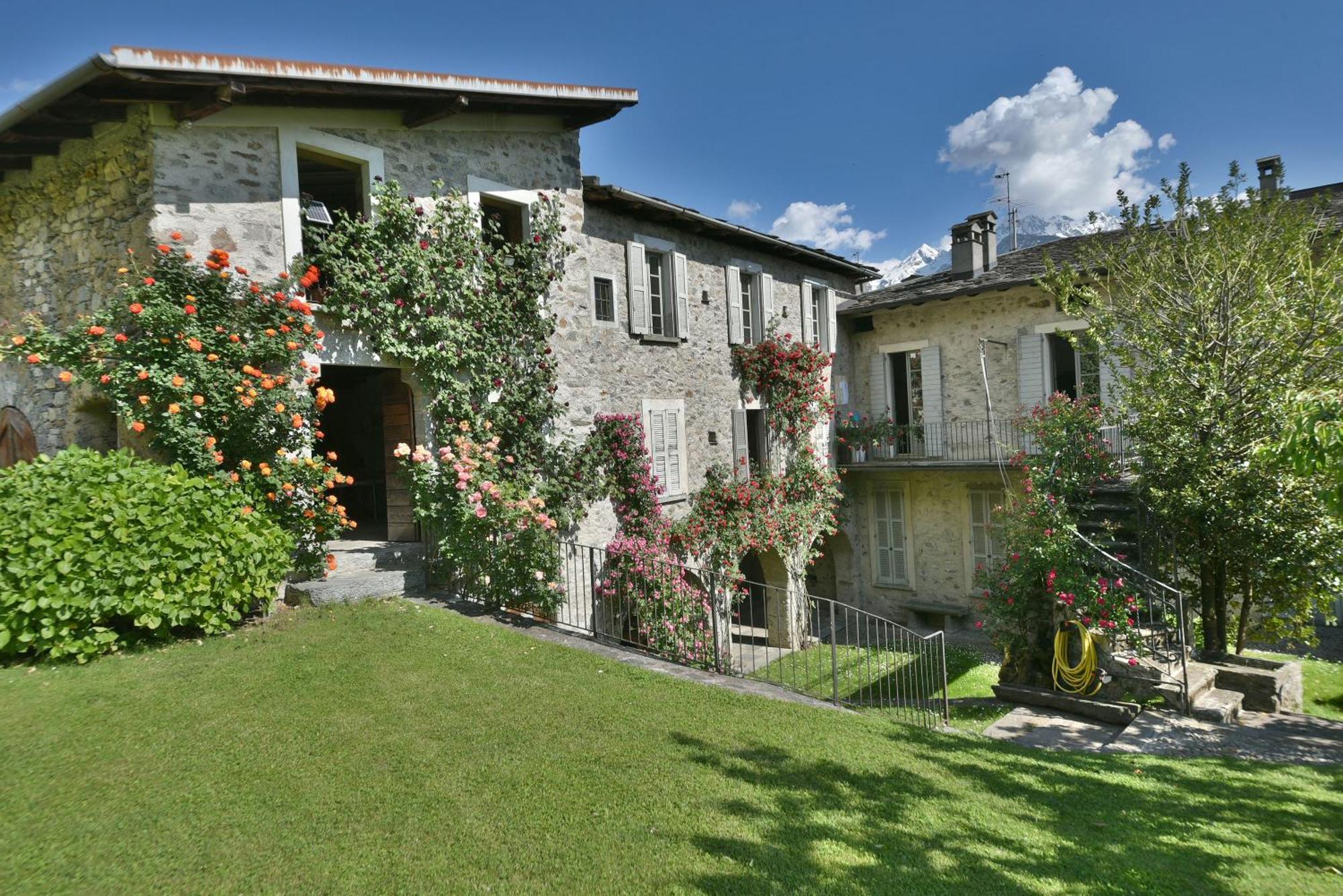 Villa Piano Nobile Al Roseto Del Drago San Bernardo  Exterior foto