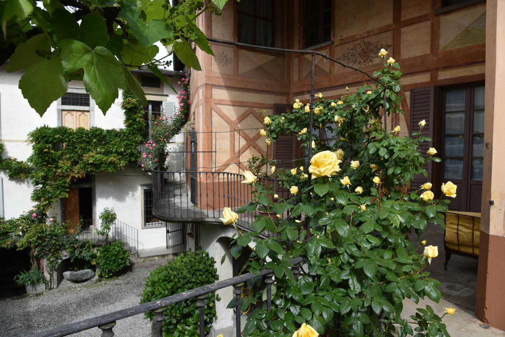 Villa Piano Nobile Al Roseto Del Drago San Bernardo  Exterior foto